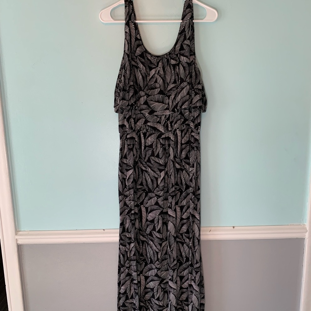 Black and white floral/leaf print maxi dress